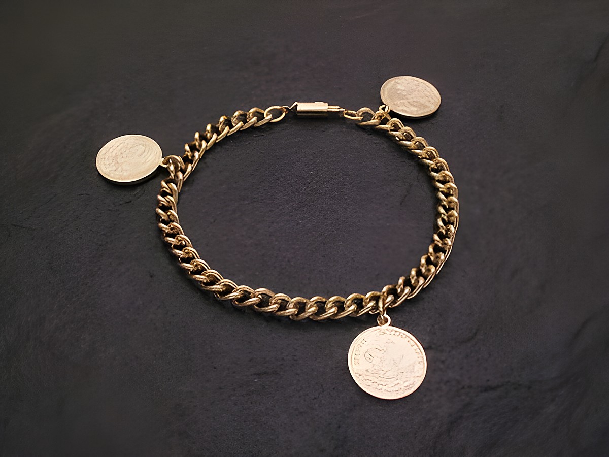 Armband goldfarben in Münzoptik von Juwelier Harnisch, mit einer Gliederkette und zwei angehängten Münzen, elegant und zeitlos für stilvolle Akzente.