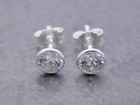 Ohrringe Kreis aus Sterling Silber mit funkelndem Zirkonia in weiß, Hersteller Juwelier Harnisch, perfekte Ergänzung für jeden Anlass.