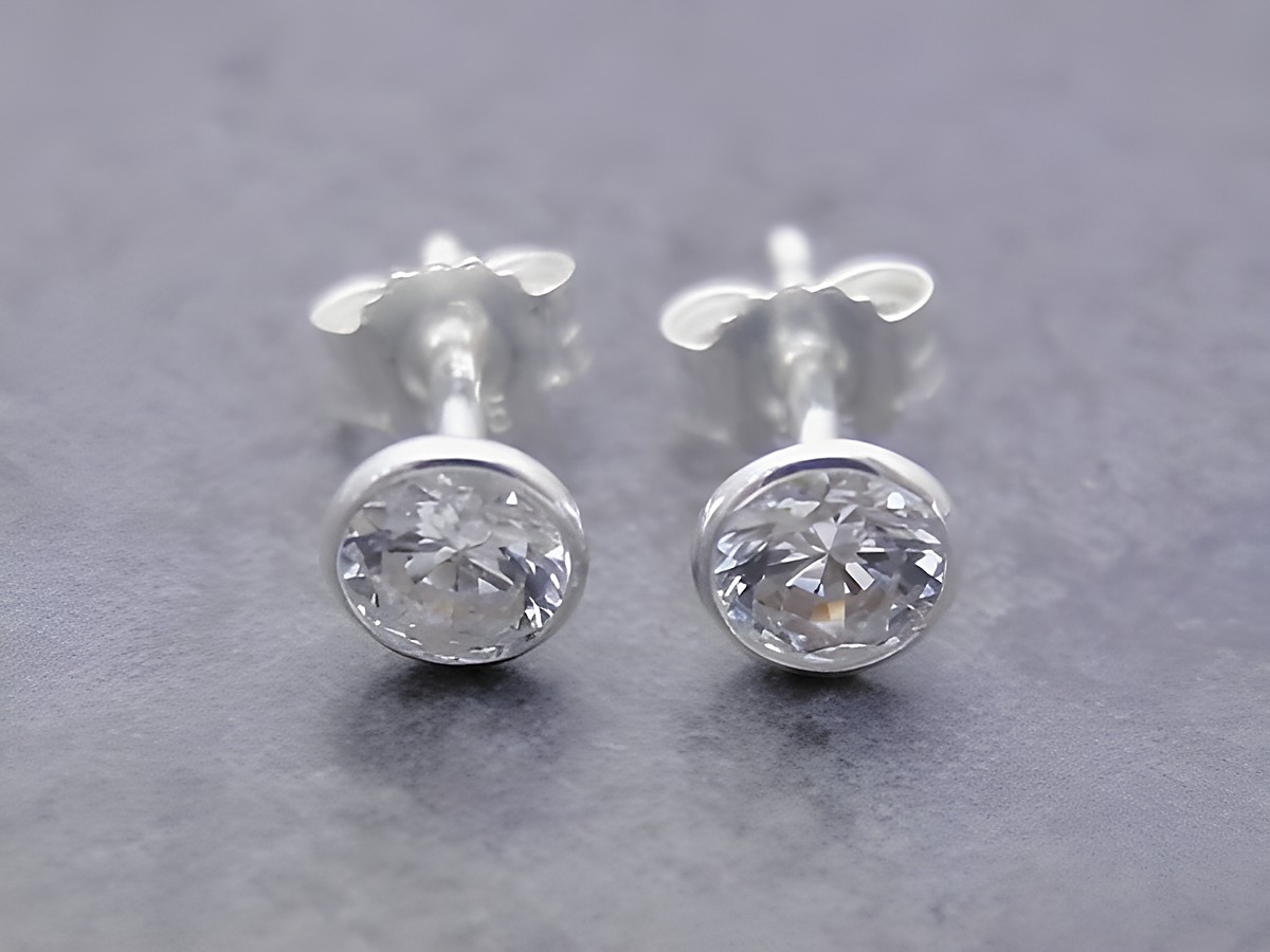 Ohrringe Kreis aus Sterling Silber mit funkelndem Zirkonia in weiß, Hersteller Juwelier Harnisch, perfekte Ergänzung für jeden Anlass.