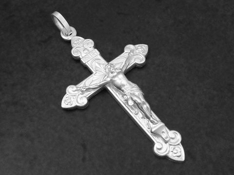 Wunderschöner silberner Kreuzanhänger mit teilmattierter Oberfläche, ausgestattet mit einer Jesusfigur. Hergestellt von Juwelier Harnisch, ideal als religiöses Schmuckstück.