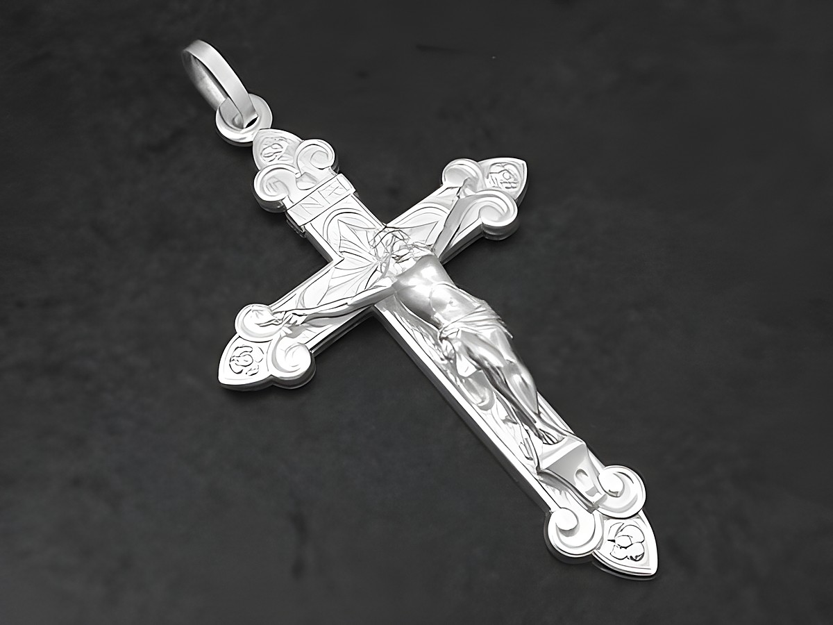 Wunderschöner silberner Kreuzanhänger mit teilmattierter Oberfläche, ausgestattet mit einer Jesusfigur. Hergestellt von Juwelier Harnisch, ideal als religiöses Schmuckstück.
