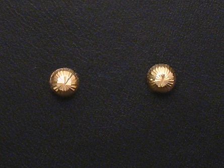 Ohrringe 5,1 mm Gold Ohrstecker des Herstellers Juwelier Harnisch mit facettierter Oberfläche im klassischen Design. Perfekt für jeden Anlass und stilvoll im Aussehen.