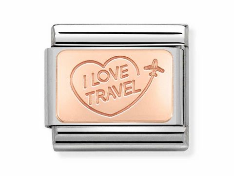 Das Bild zeigt das Charm "I love travel" aus der Kollektion Nomination Classic in Roségold, mit einem Herzmotiv und einem Flugzeug, auf silberner Basis.