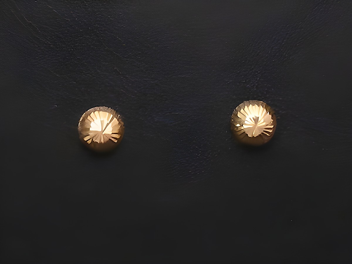 Ohrringe 5,1 mm Gold Ohrstecker des Herstellers Juwelier Harnisch mit facettierter Oberfläche im klassischen Design. Perfekt für jeden Anlass und stilvoll im Aussehen.