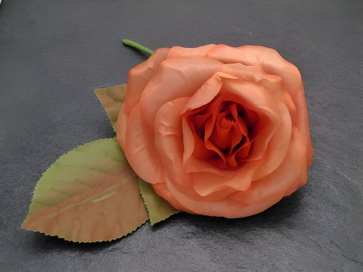 Haarschmuck mit einer opulenten Brosche in Form einer orangefarbenen Textilrose, Hersteller Juwelier Harnisch, ideal als Blumenhaarschmuck für besondere Anlässe.