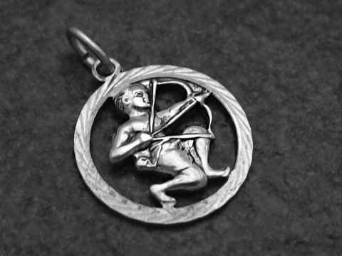 Schütze Silber Sternzeichen rund und plastisch, gefertigt vom Juwelier Harnisch, zeigt einen Schützen mit Bogen in einem detailreichen Design.