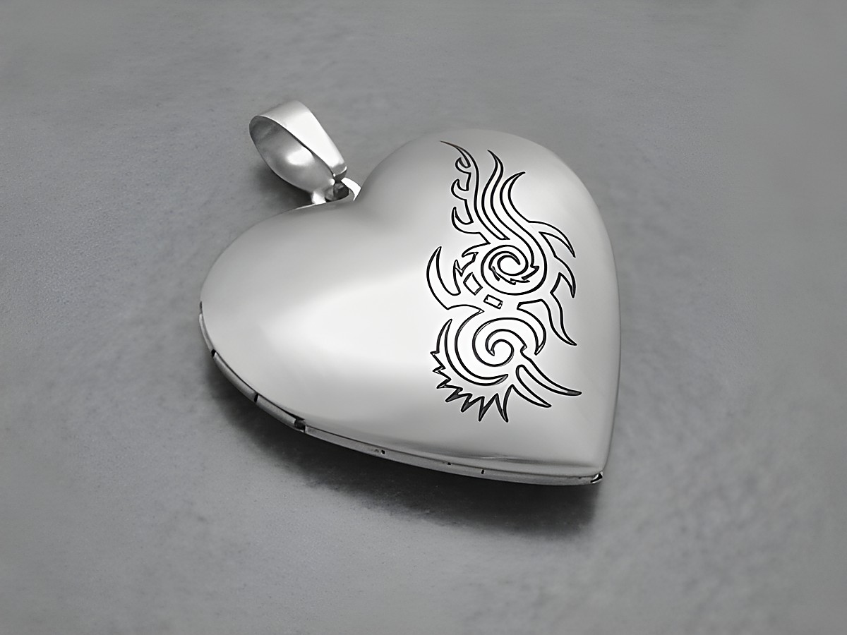 Medaillon aus Edelstahl - Herz mit mattem Muster von Juwelier Harnisch, dekoriert mit einem geschwungenen Design auf der Vorderseite, ideal für persönliche Erinnerungen und Schmuckliebhaber.
