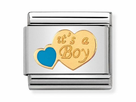 Silberner Charm von Nomination mit goldfarbener Herzprägung, auf der steht "it's a Boy", und blauem Herz. Emailliert, Teil der DAILY LIFE Composable Classic Kollektion.