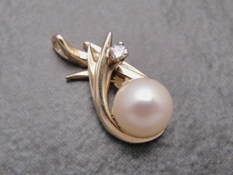 Tropfenform Anhänger aus Gelbgold 585 mit Zuchtperle und Diamant, Hersteller Juwelier Harnisch, elegant und zeitlos, ideal für besondere Anlässe, verleiht jedem Outfit einen Hauch von Klasse.