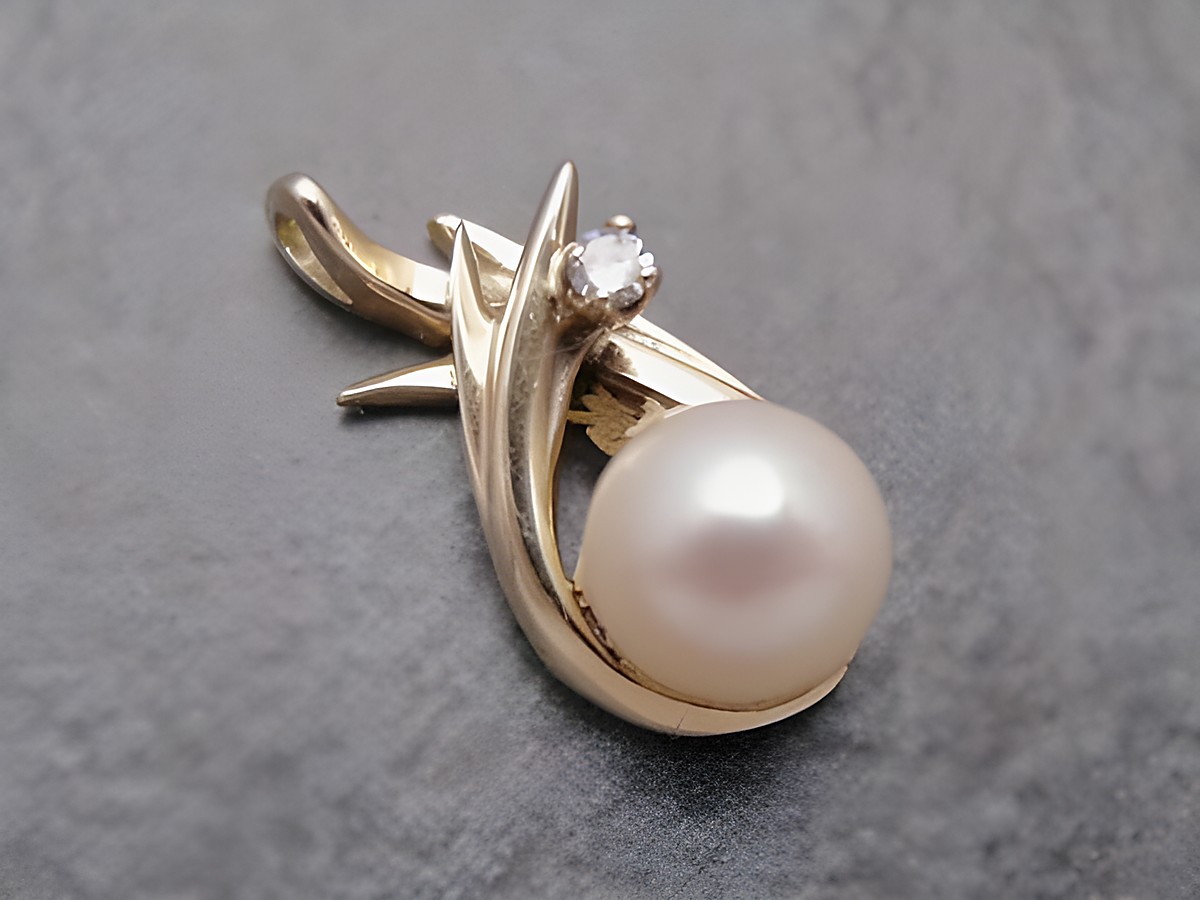 Tropfenform Anhänger aus Gelbgold 585 mit Zuchtperle und Diamant, Hersteller Juwelier Harnisch, elegant und zeitlos, ideal für besondere Anlässe, verleiht jedem Outfit einen Hauch von Klasse.