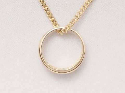 Ein goldener Taufring aus Gold 333 mit Diamant, an einer feinen Kette befestigt, ideal für Kinder zur Taufe oder als Geschenk. Hersteller ist Juwelier Harnisch.