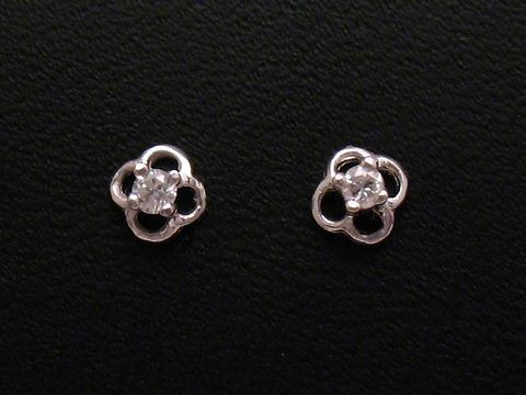 Ohrringe aus Weißgold 585 mit einem Diamanten von 0,06 ct W/P, von Juwelier Harnisch, filigranes Design mit blütenähnlicher Form und funkelndem Stein in der Mitte.