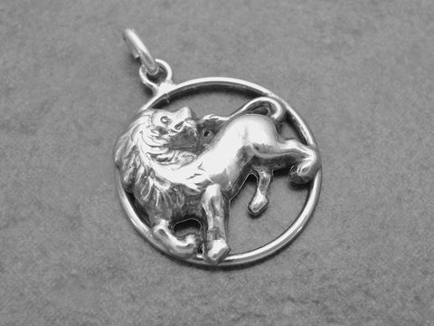 Silber geschwärzt Anhänger mit einem Löwen, rund gestaltet, vom Hersteller Juwelier Harnisch, symbolisiert das Sternzeichen Löwe, elegant und vielseitig einsetzbar.