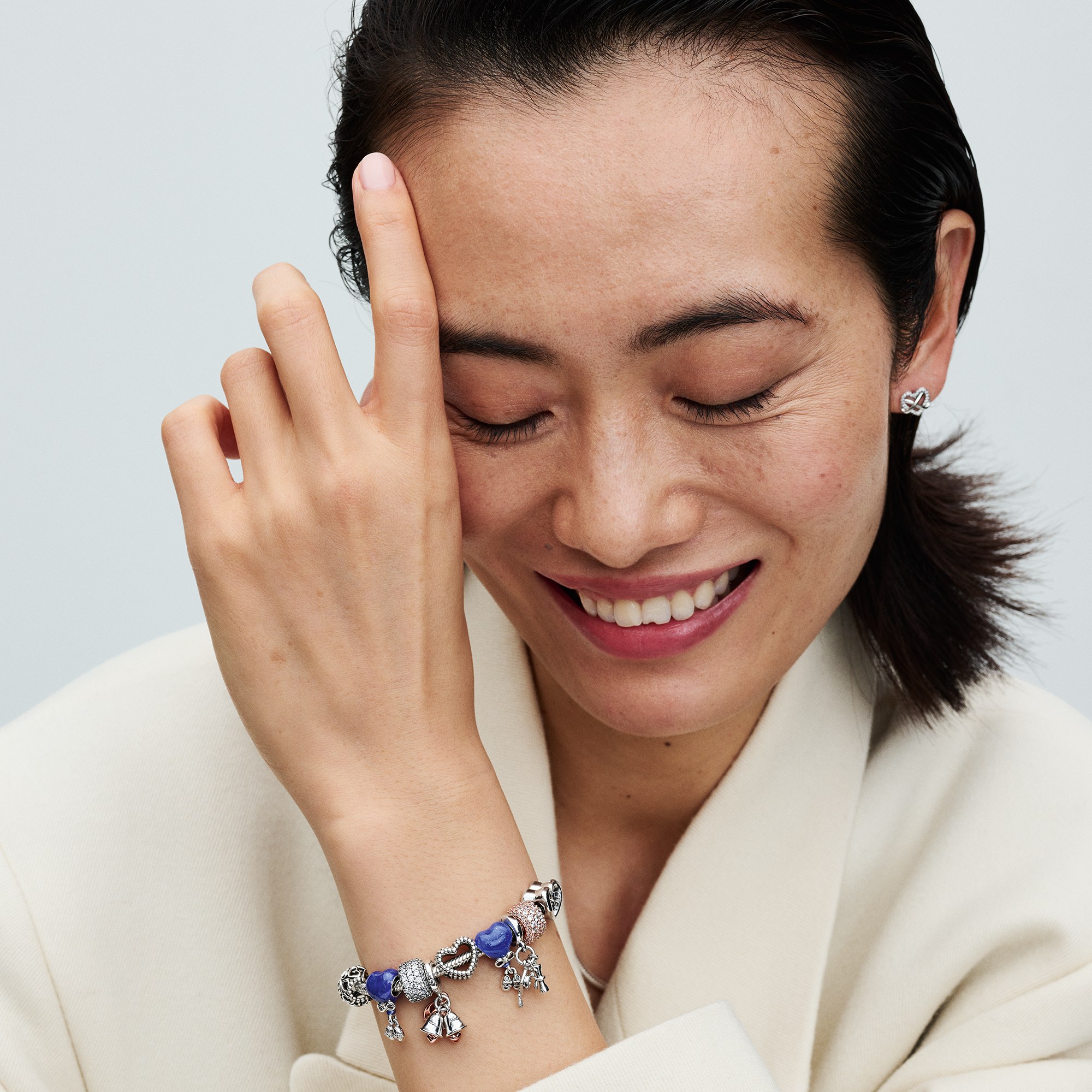 Pandora Funkelnde Unendlichkeits-Herz Ohrstecker - Sterling Silber – Ansicht 4