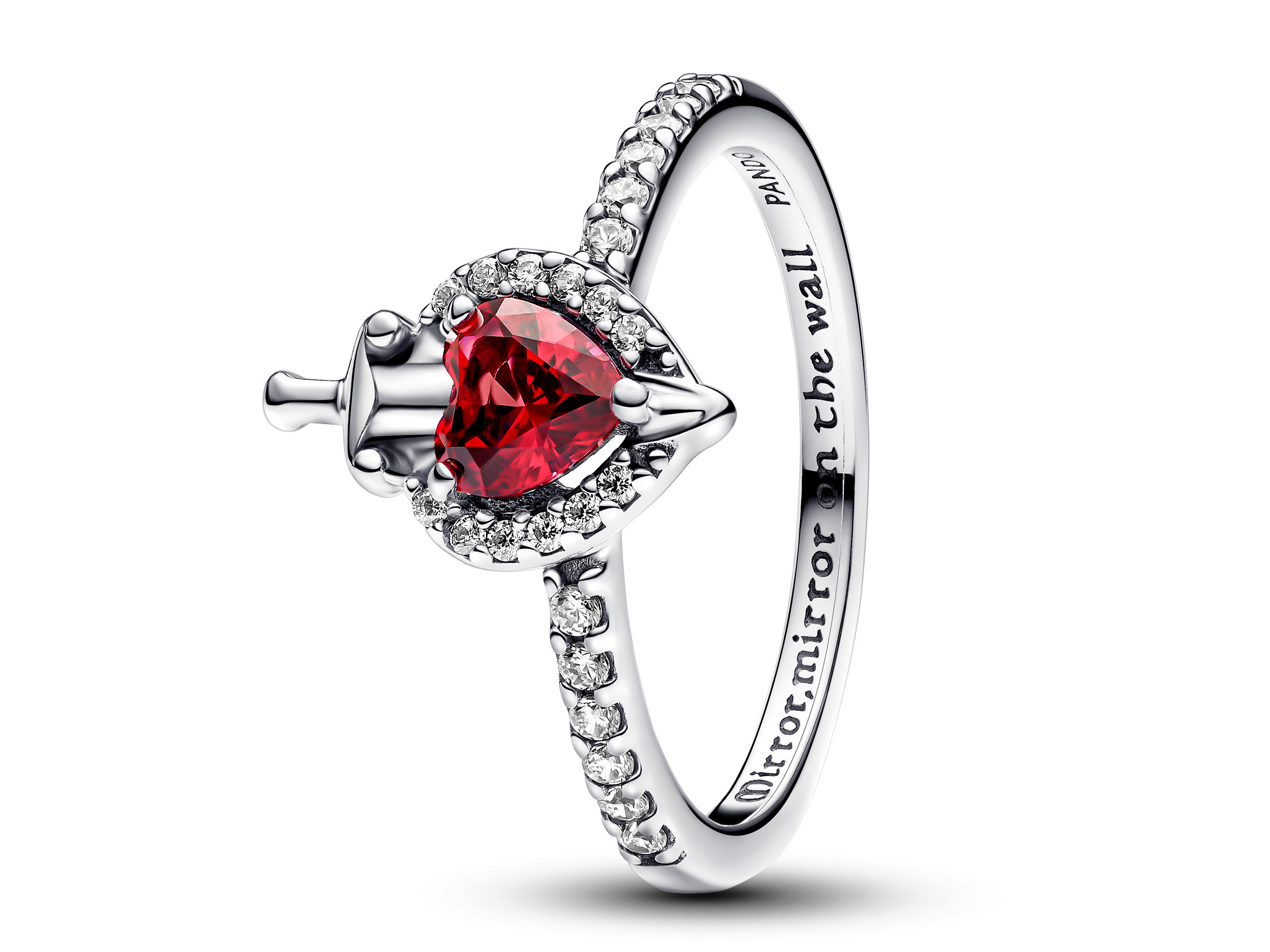 Ein eleganter Ring von Pandora, inspiriert von der bösen Königin aus Disney. Der Ring zeigt einen herzförmigen roten Stein, umgeben von funkelnden Zirkonia, mit einem Krönchen-Detail.