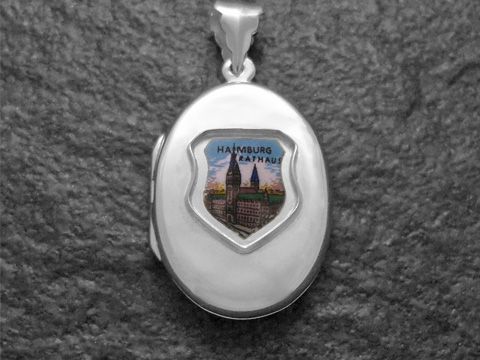 Silbernes Medaillon mit dem Wappen von Hamburg, das das Rathaus zeigt. Hersteller ist Juwelier Harnisch aus Hamburg. Medaillon mit kunstvollem Detail und Farbgebung.