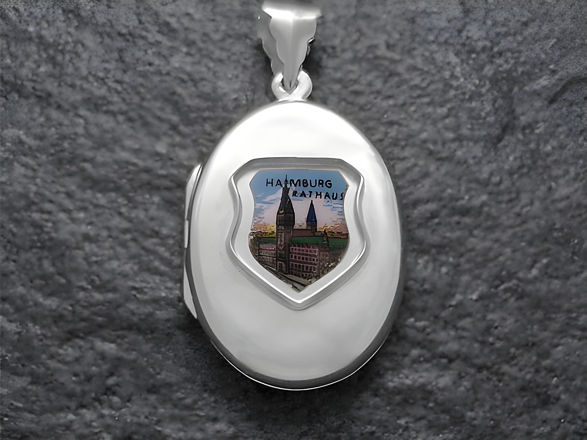 Silbernes Medaillon mit dem Wappen von Hamburg, das das Rathaus zeigt. Hersteller ist Juwelier Harnisch aus Hamburg. Medaillon mit kunstvollem Detail und Farbgebung.