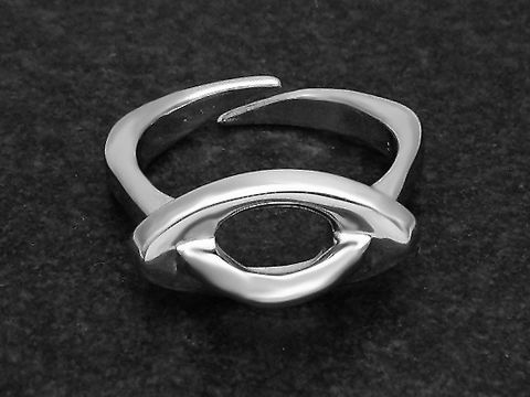 Futuristischer Silberring in rhodiniertem Finish, etwas verstellbar, ohne Stein, vom Hersteller Juwelier Harnisch, elegantes_design mit fließenden Linien und offener Mitte.