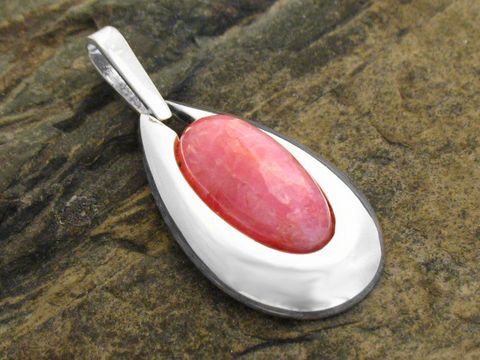 Silber Anhänger Tropfen mit Rhodocrosit aus echt Silber, hochwertig verarbeitet von Juwelier Harnisch, zeigt einen ovalen, rosafarbenen Edelstein in eleganter Fassung.