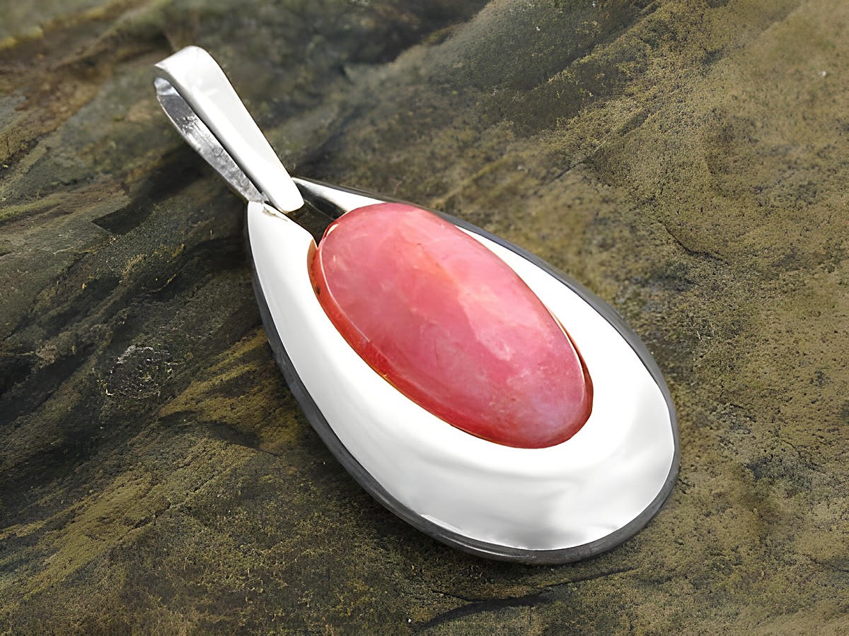 Silber Anhänger Tropfen mit Rhodocrosit aus echt Silber, hochwertig verarbeitet von Juwelier Harnisch, zeigt einen ovalen, rosafarbenen Edelstein in eleganter Fassung.