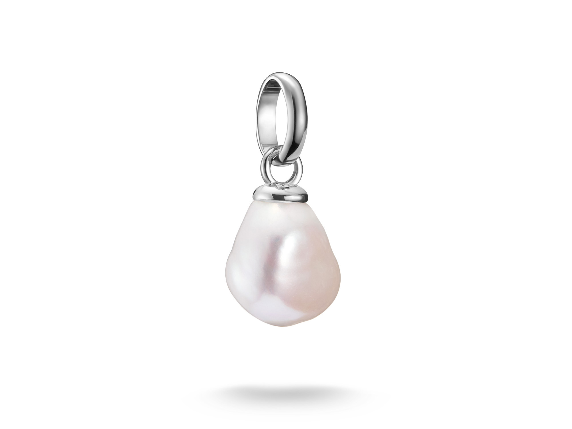 Charm aus Sterling Silber mit einer Zuchtperle, die eine tropfenförmige Form hat. Der Charm hat eine Öse und ist Teil des Thomas Sabo Charm Club CONNECT.