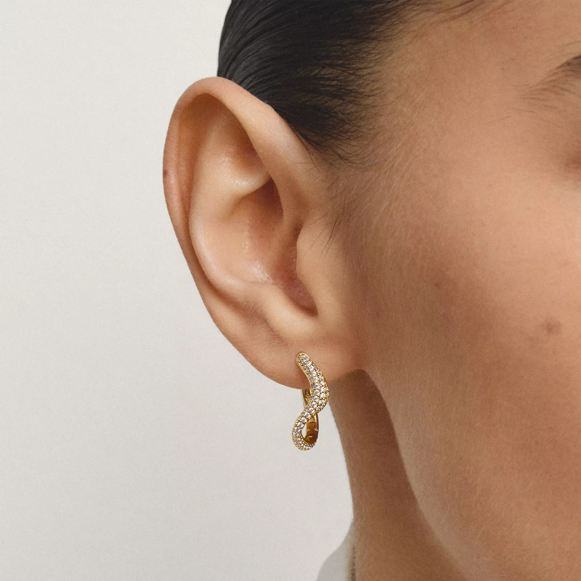 Thomas Sabo Creolen in Wellenform mit weißen Zirkonia – vergoldet – Ansicht 4