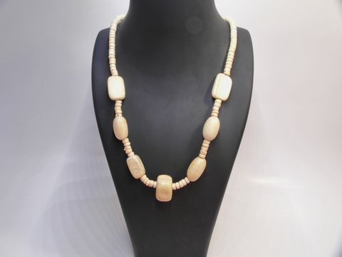 Holzkette Multiform 19 mm naturbraun 60 cm Holz Schmuck von Juwelier Harnisch, zeigt eine elegante Kette mit verschiedenen Holzperlen in naturbraun, ideal für stilvolle Outfits.