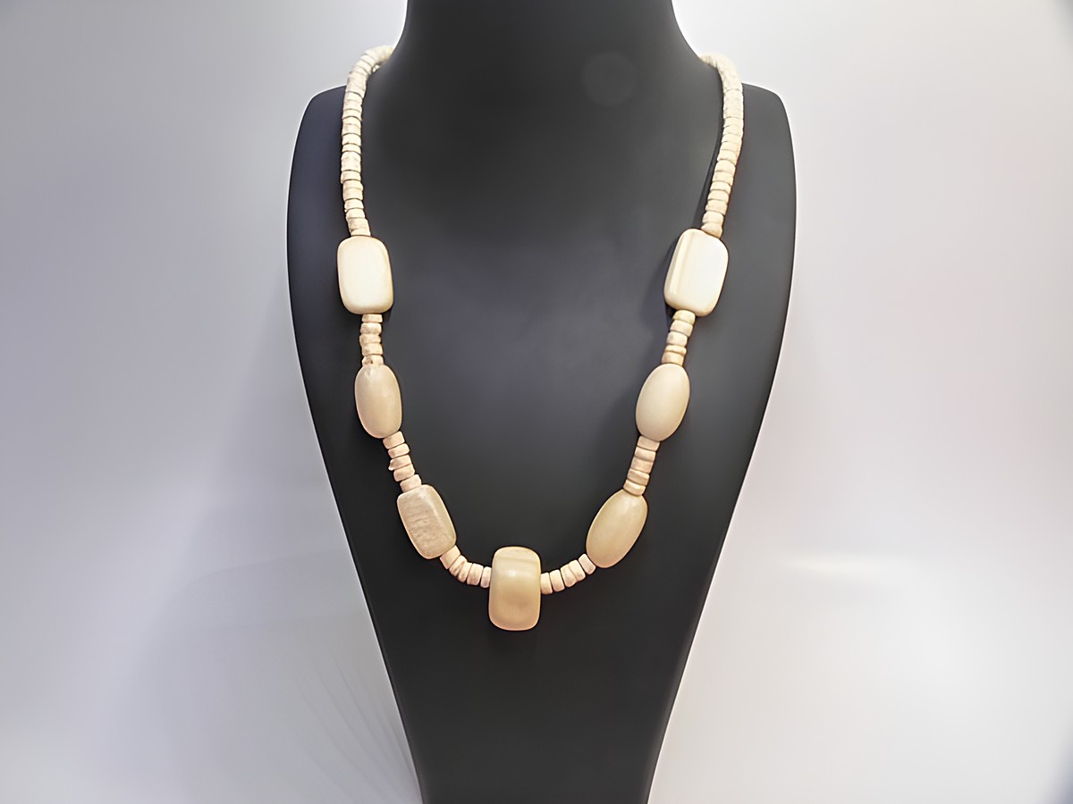 Holzkette Multiform 19 mm naturbraun 60 cm Holz Schmuck von Juwelier Harnisch, zeigt eine elegante Kette mit verschiedenen Holzperlen in naturbraun, ideal für stilvolle Outfits.