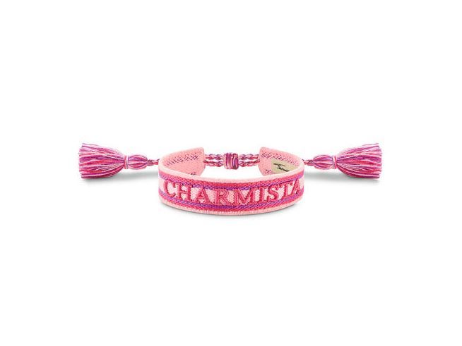 Charmantes gewebtes Armband von Thomas Sabo in Rosa-Pink mit der Aufschrift CHARMISTA und fransigen Enden, verstellbar für Handgelenke von 15 bis 24 cm. Ideal für stilvolle Akzente.