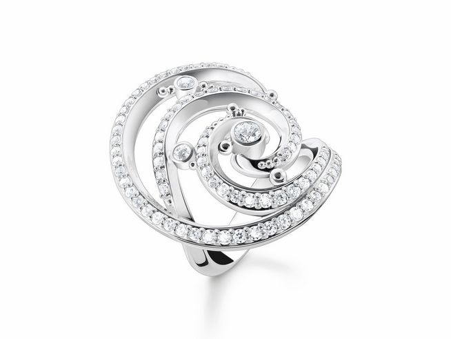 Der Thomas Sabo Ring TR2379-051-14-56 ist aus Sterling Silber mit Zirkonia in Größe 56 gestaltet. Er zeigt ein elegantes, spiralförmiges Design und funkelt durch die Zirkonia-Steine.