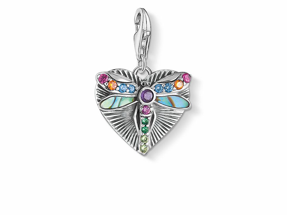 Der Thomas Sabo Charm-Anhänger zeigt eine farbenfrohe Libelle aus Sterling Silber, verziert mit Zirkonia in verschiedenen Farben auf einem herzförmigen Hintergrund.