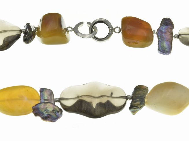 Steinkette 50 cm aus Rauchquarz, Achat und Perlmutt, verziert mit unterschiedlich geformten Steinen und einem stabilen Verschluss, hergestellt von Juwelier Harnisch.