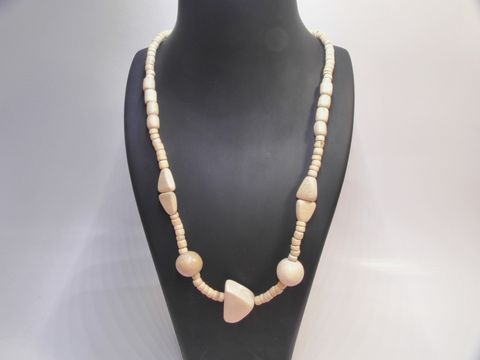 Holzkette Multiform 29 mm naturbraun 60 cm aus Holz Schmuck von Juwelier Harnisch, präsentiert auf einer schwarzen Büste, zeitloses Design mit verschiedenen Holzperlen.
