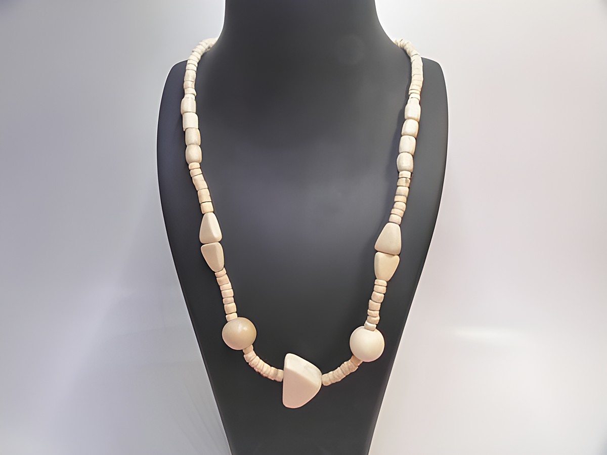Holzkette Multiform 29 mm naturbraun 60 cm aus Holz Schmuck von Juwelier Harnisch, präsentiert auf einer schwarzen Büste, zeitloses Design mit verschiedenen Holzperlen.