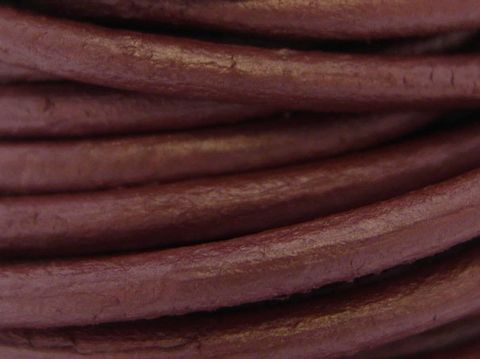 Lederband Fliederbeere 29 cm 3 mm Edelstahl Bajonett in Metallic-Farbe Fruit Punch vom Hersteller Juwelier Harnisch, ideal für Schmuckherstellung und kreative Projekte.