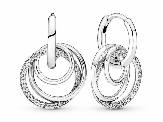 Verschlungene Creolen aus Sterling Silber mit Zirkonia in glänzender Ausführung, präsentiert in eleganter Form, ideal für zeitlosen Schmuck. Perfekt für stylische Anlässe.