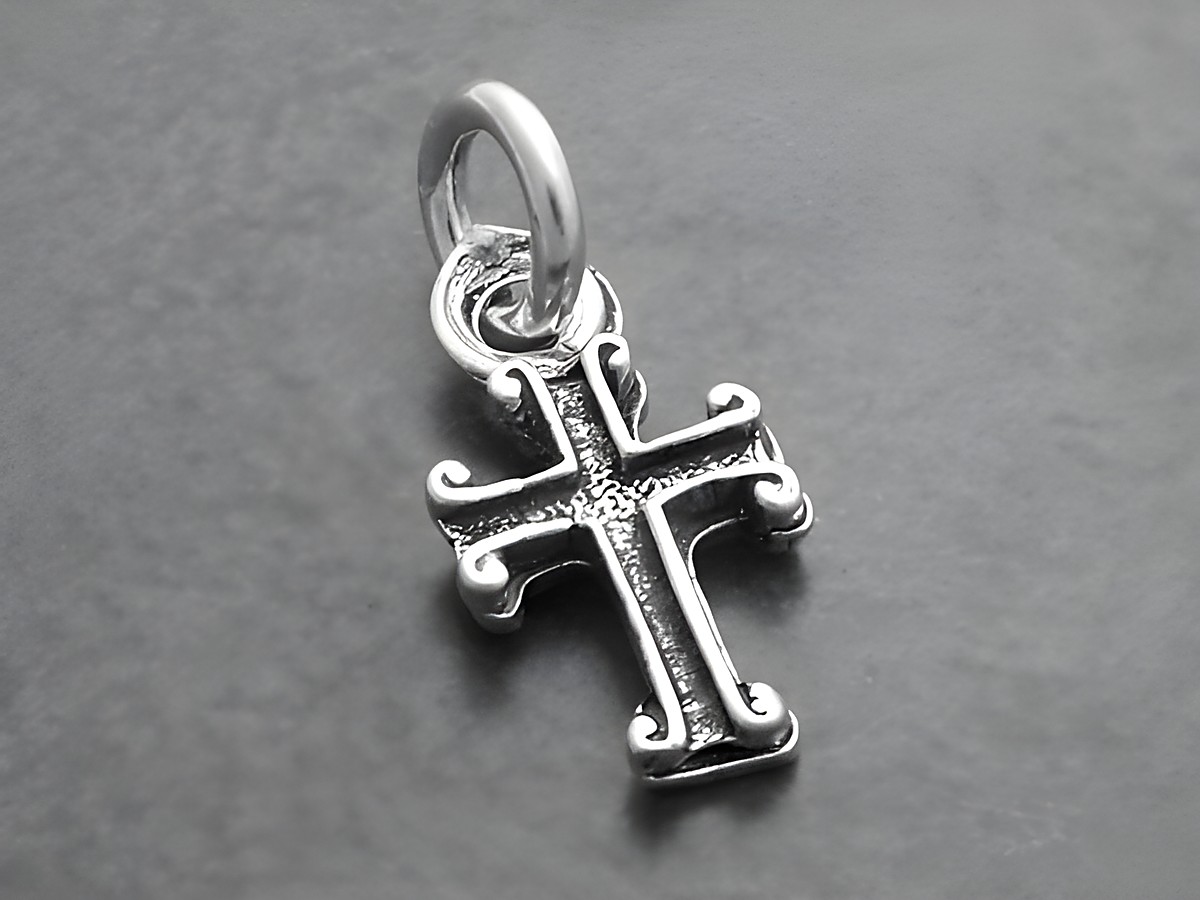 Kleines Kreuz mit Ornamenten aus Sterling Silber, Hersteller Juwelier Harnisch, schlichtes Design für zeitlosen Schmuck.