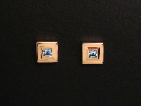 42522-0 Ohrringe Blautopas eckig Gold 585 von Juwelier Harnisch mit klaren, blauen Topasen in einem modernen Design, ideal für einen eleganten Look.