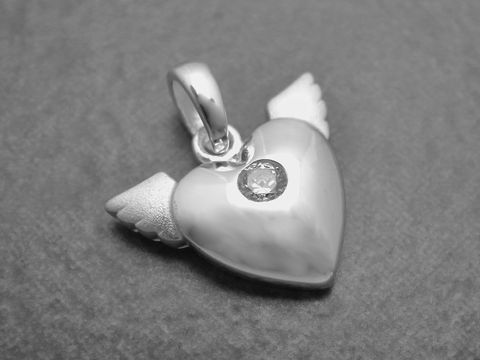 Ein romantischer Anhänger in Herzform mit Flügeln aus Sterling Silber, verziert mit einem weißen Zirkonia. Ideal für besondere Anlässe und als Geschenk. Hergestellt von Juwelier Harnisch, Perlen & Steine.
