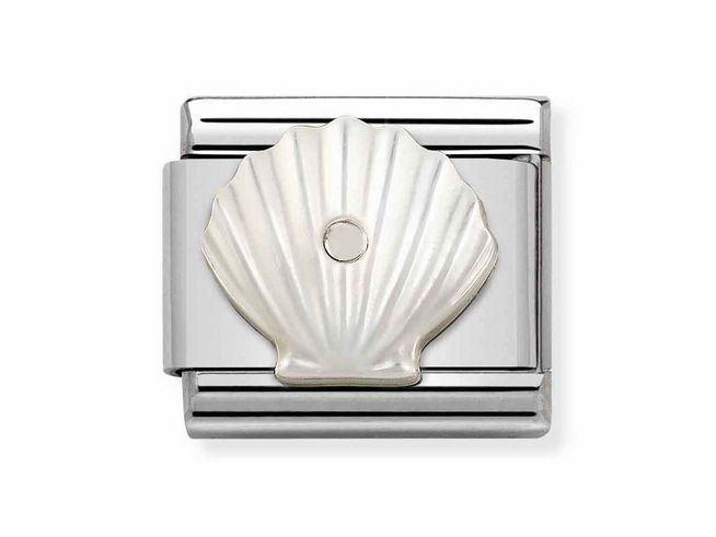 Ein elegantes Charm aus Edelstahl mit einem Perlmutt-Muscheldesign, das in die Silvershine Motive eingearbeitet ist, ideal für eine stilvolle Armbanduhr oder eine Schmuckkollektion.