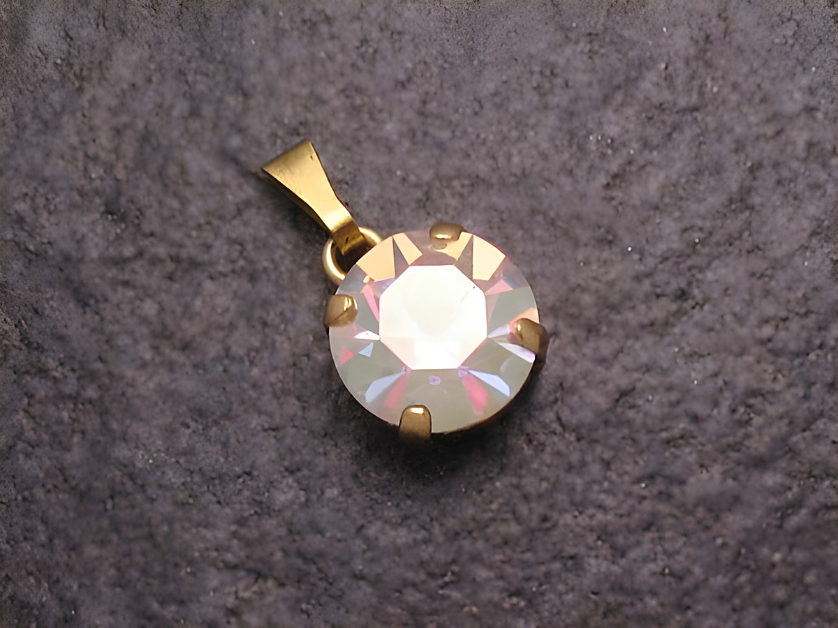 Weißer Strass Anhänger im sexy City Look, rund, funkelnder Stein mit goldfarbener Fassung, Hersteller Juwelier Harnisch, ideal für elegante Akzente.