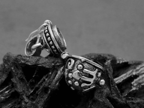Dose aus Sterling Silber mit filigranen Verzierungen und Sonderformen, hergestellt von Juwelier Harnisch, ideal für individuelle Schmuckstücke.