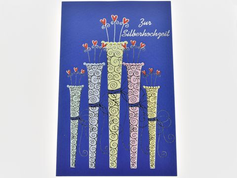 Hochzeitskarte mit Vasen in verschiedenen Farben, die Herzen tragen, auf blauem Hintergrund. Hersteller Juwelier Harnisch. Design eignet sich für Silberhochzeit.