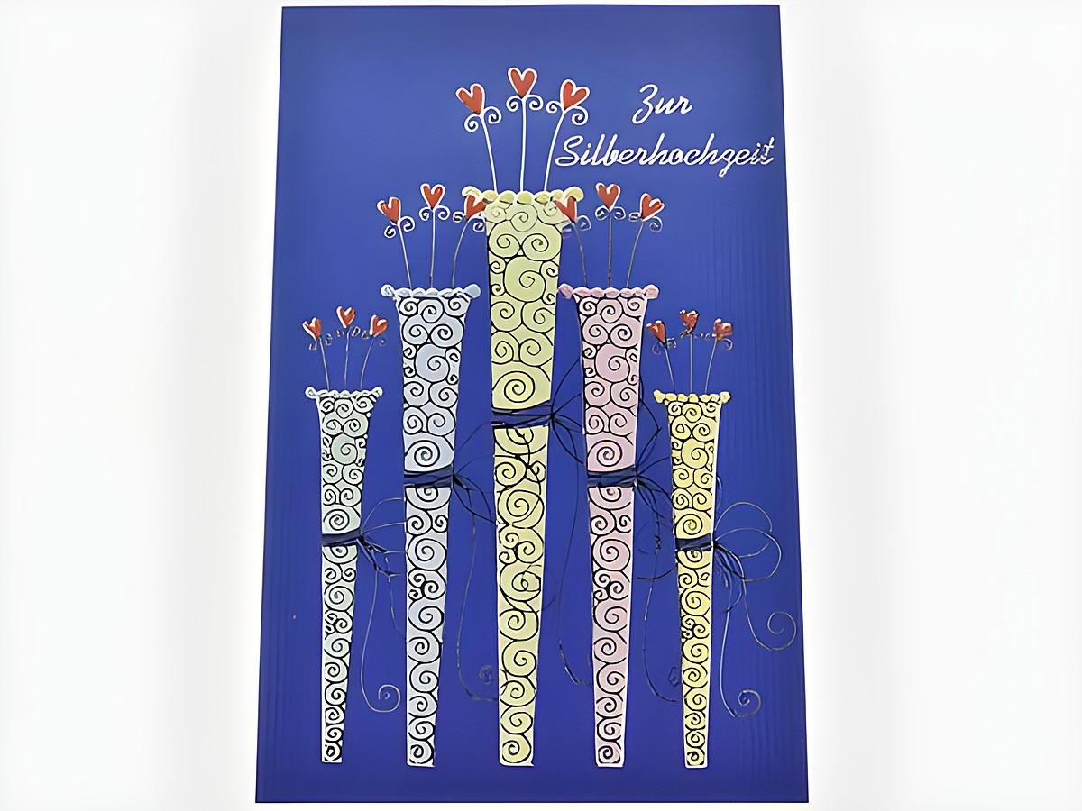 Hochzeitskarte mit Vasen in verschiedenen Farben, die Herzen tragen, auf blauem Hintergrund. Hersteller Juwelier Harnisch. Design eignet sich für Silberhochzeit.