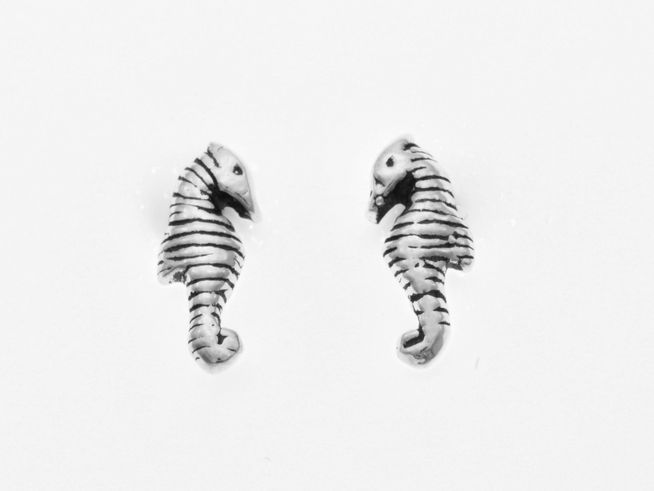 Ohrringe Seepferdchen aus Silber 925, tierisch und als Ohrstecker ohne Stein gestaltet, zeigen zwei detaillierte Seepferdchen in einem eleganten Design der Marke Juwelier Harnisch.