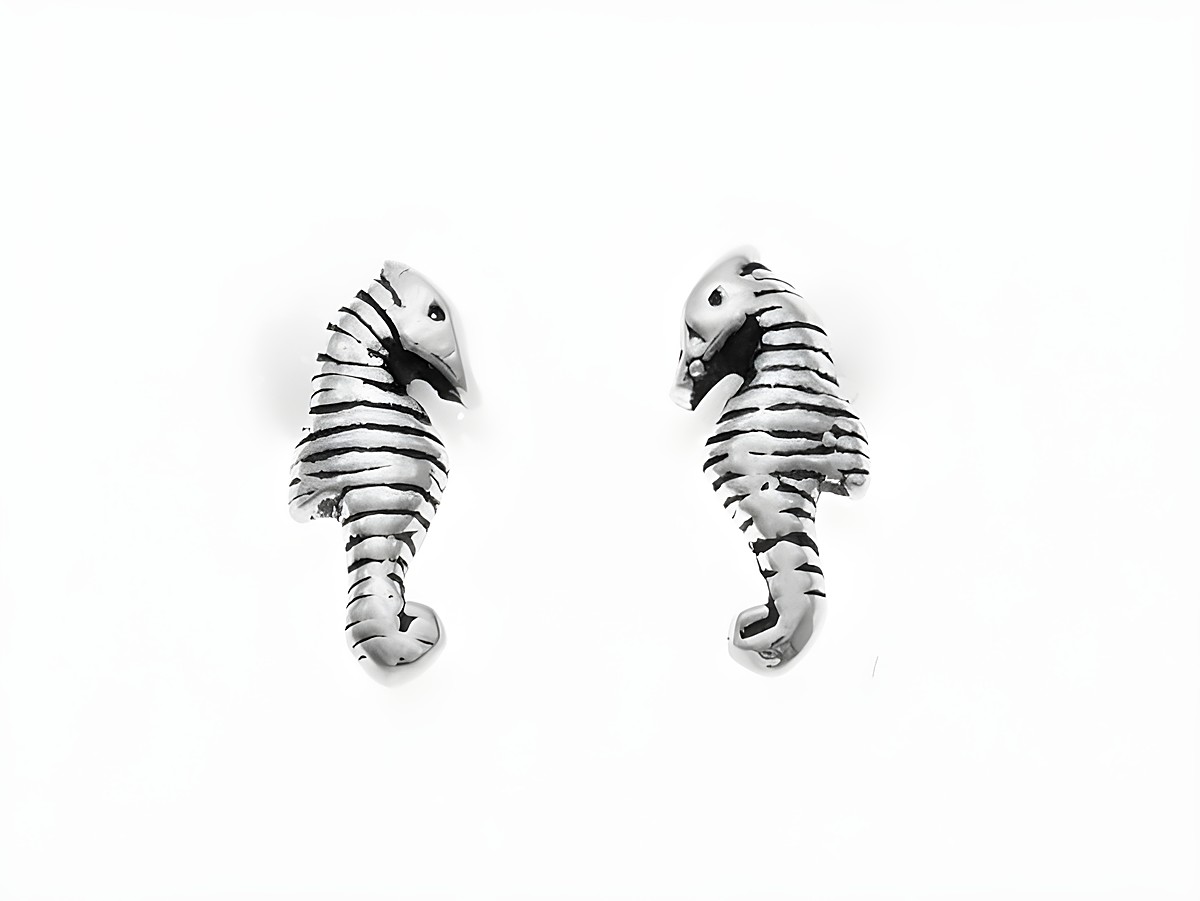Ohrringe Seepferdchen aus Silber 925, tierisch und als Ohrstecker ohne Stein gestaltet, zeigen zwei detaillierte Seepferdchen in einem eleganten Design der Marke Juwelier Harnisch.