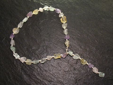 Steinkette 46-54 cm mehrfarbig aus Rosenquarz, Bergkristall und Citrin, hergestellt von Juwelier Harnisch, mit einer besonderen Anordnung von bunten, unregelmäßigen Steinen.