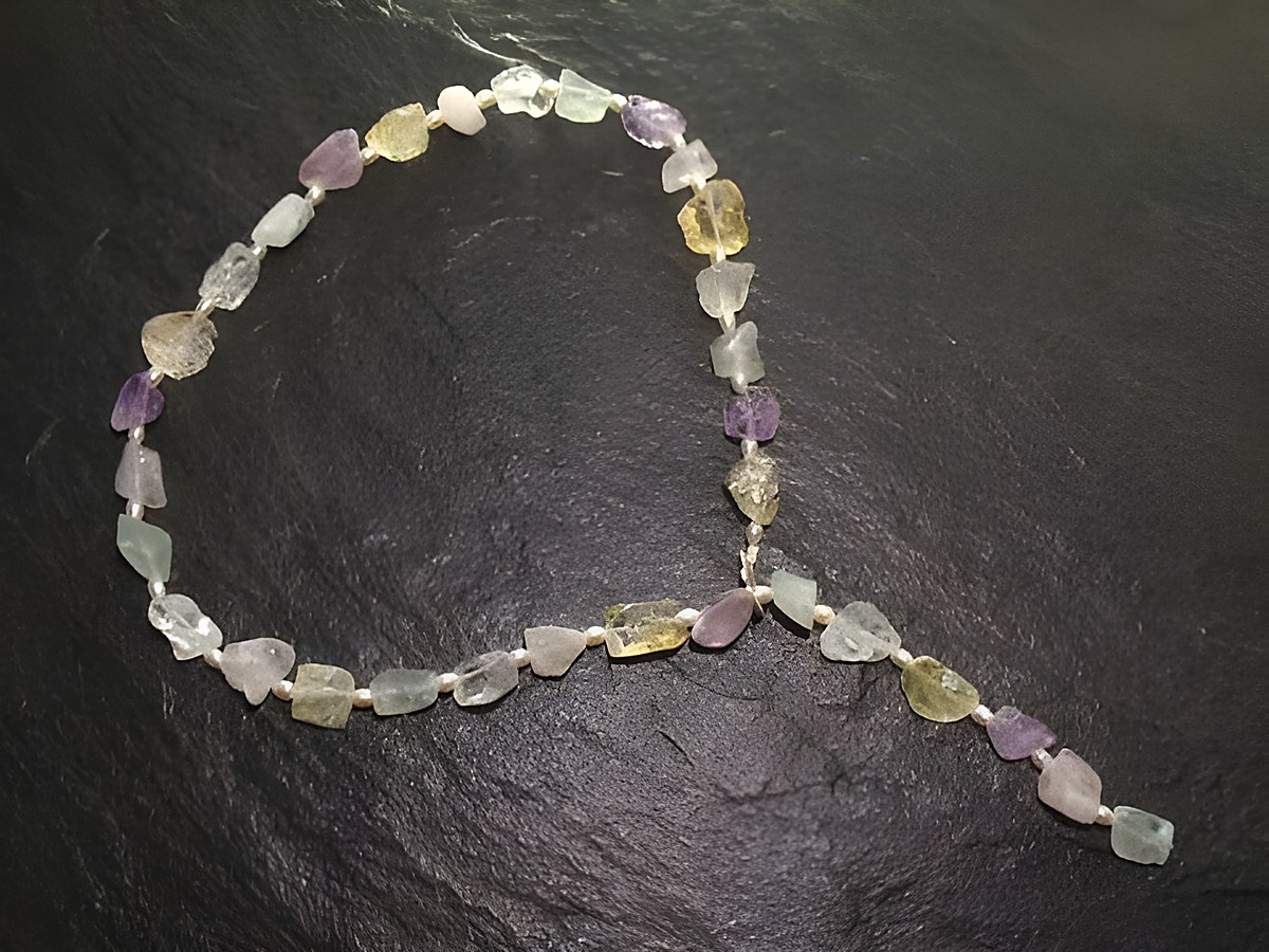 Steinkette 46-54 cm mehrfarbig aus Rosenquarz, Bergkristall und Citrin, hergestellt von Juwelier Harnisch, mit einer besonderen Anordnung von bunten, unregelmäßigen Steinen.
