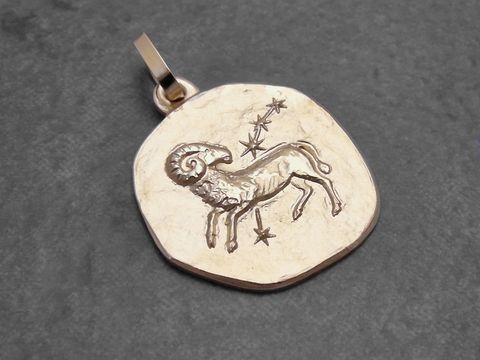 41749-0 Anhänger aus Gold mit dem Sternzeichen Widder, verziert mit einer Darstellung des Widders und funkelnden Sternen, Hersteller Juwelier Harnisch.