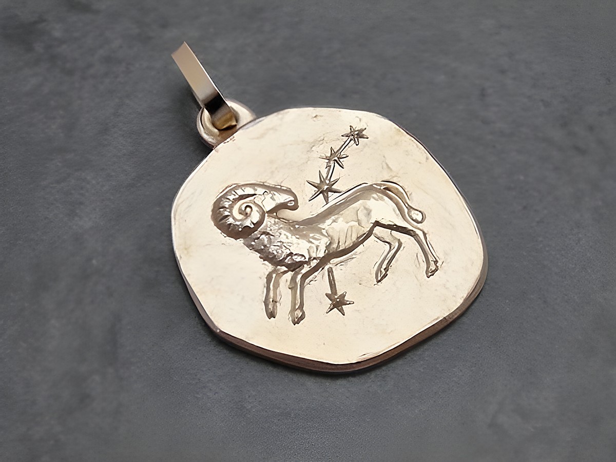 Anhänger aus Gold mit dem Sternzeichen Widder, verziert mit einer Darstellung des Widders und funkelnden Sternen, Hersteller Juwelier Harnisch.